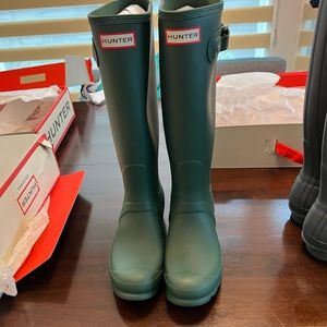Hunter Tall Rain Boots  Womens size 7. Dark green